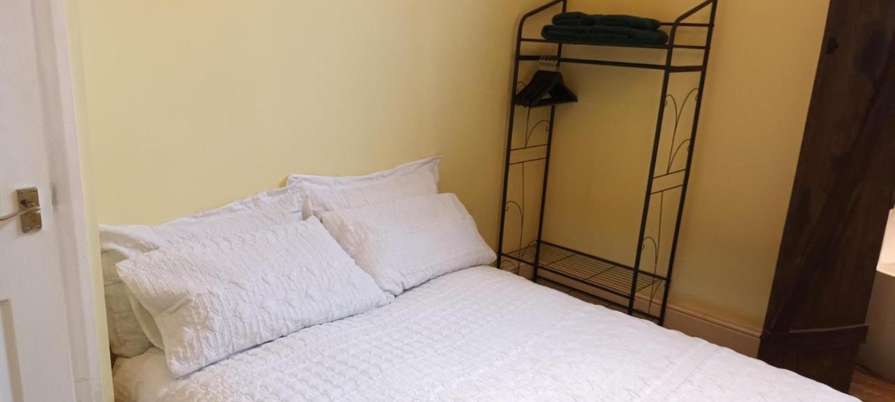 With Luxury Private Bathroom & Independent Entrance Near Tube Maison d'hôtes *
